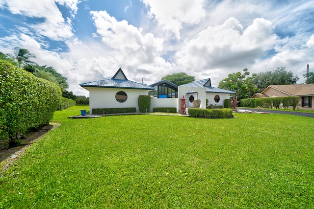 view of front of home featuring a front yard