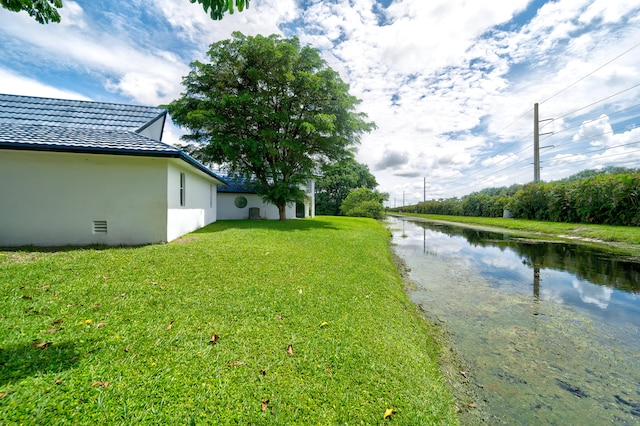 view of yard featuring a water view