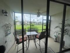 sunroom with ceiling fan