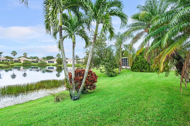 view of yard featuring a water view