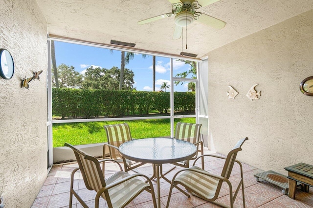 sunroom with ceiling fan