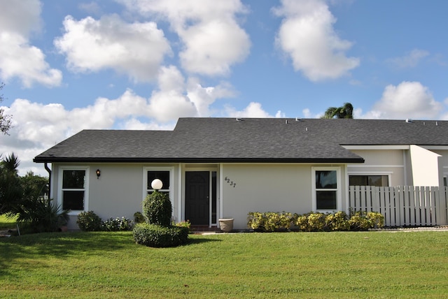 ranch-style home featuring a front lawn