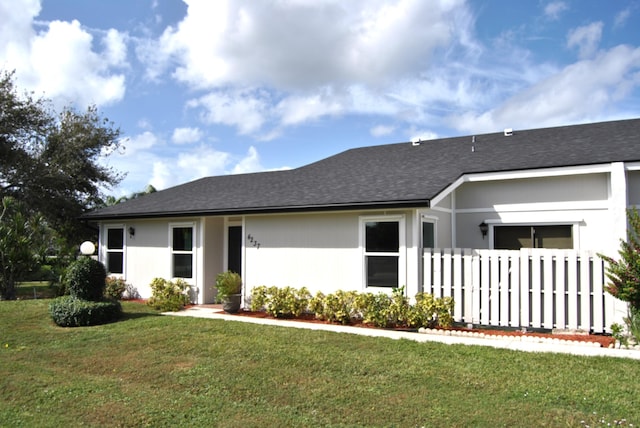 ranch-style house featuring a front lawn