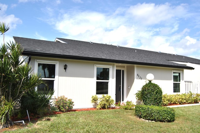 view of front of property featuring a front lawn