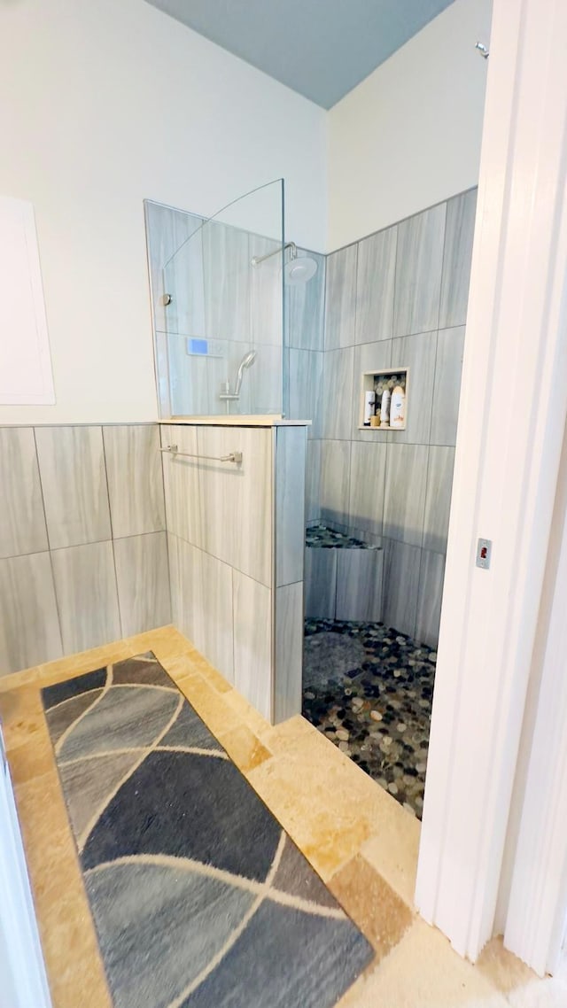 bathroom featuring a tile shower