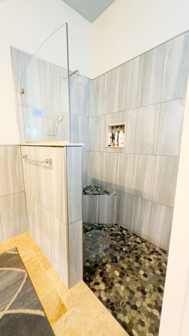 bathroom featuring tiled shower