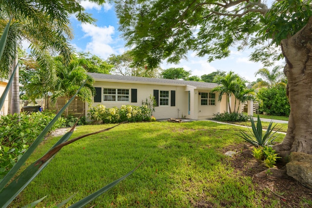 view of front of home with a front lawn