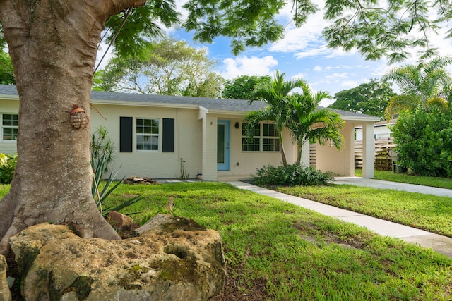 ranch-style home featuring a front lawn