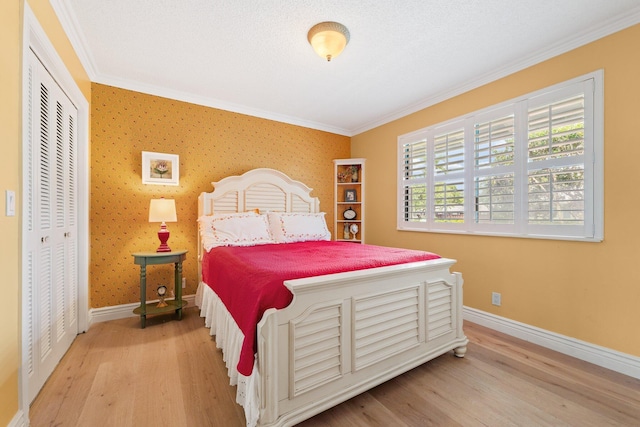 119 Club Dr, Palm Beach Gardens, FL 33418 - bedroom with baseboards, wood finished floors, crown molding, and wallpapered walls