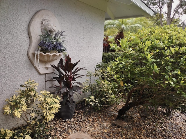 119 Club Dr, Palm Beach Gardens, FL 33418 - details featuring stucco siding