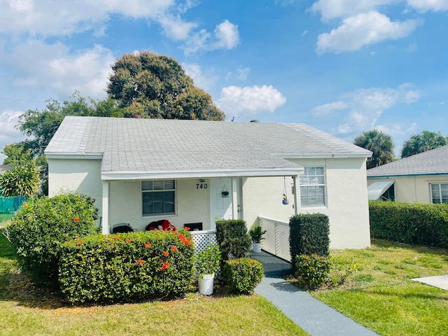 view of front of property with a front lawn and covered porch