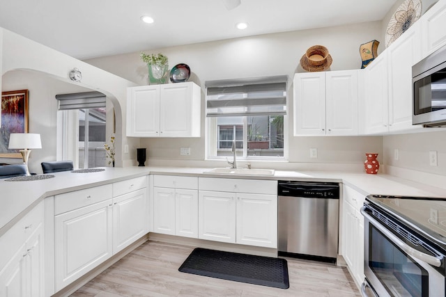 8228 Brindisi Ln, Boynton Beach, FL 33472 - kitchen with appliances with stainless steel finishes, a sink, recessed lighting, light countertops, and light wood finished floors