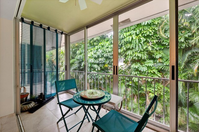 sunroom with ceiling fan