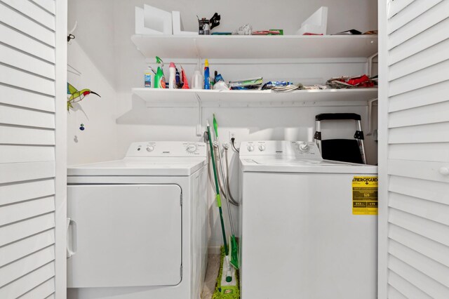 washroom featuring washing machine and clothes dryer