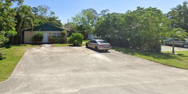 view of front facade with a front yard