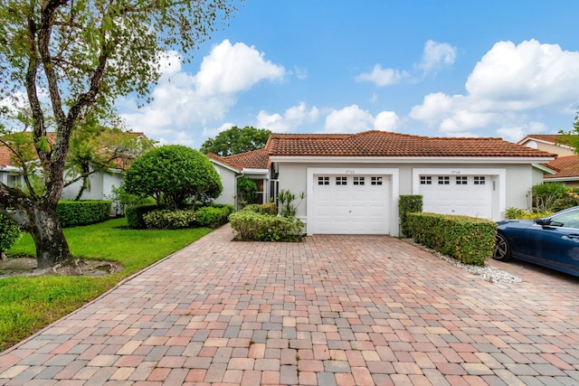 view of front of house featuring a front yard and a garage