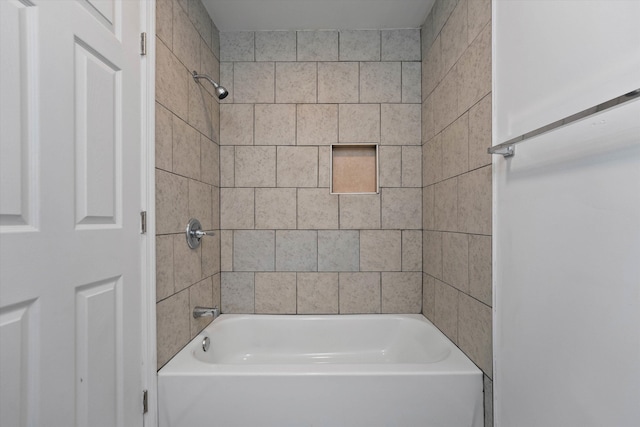 bathroom with tiled shower / bath