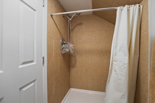 bathroom with lofted ceiling and curtained shower