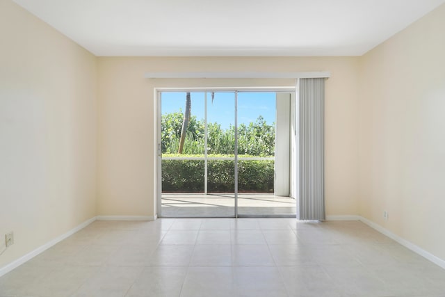 empty room featuring light tile patterned flooring