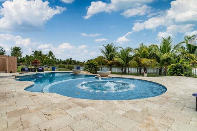 view of swimming pool featuring a jacuzzi and a patio area