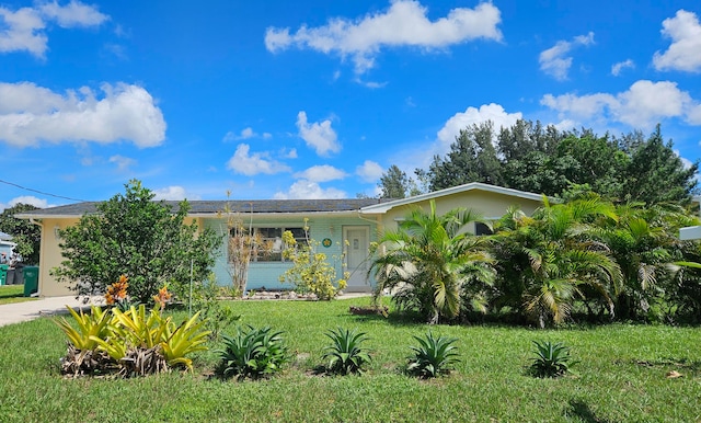 view of front facade featuring a front lawn