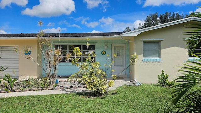 exterior space featuring a front yard