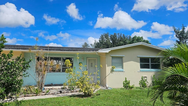 view of front of house with a front lawn