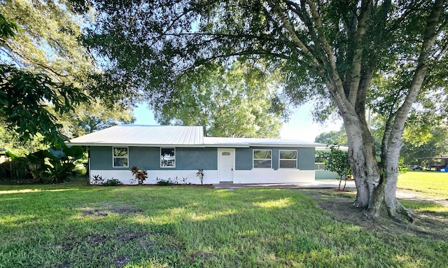 single story home featuring a front yard