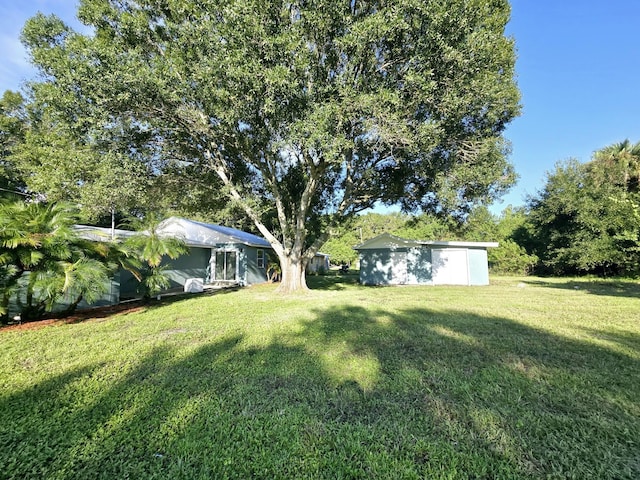 view of yard with an outbuilding