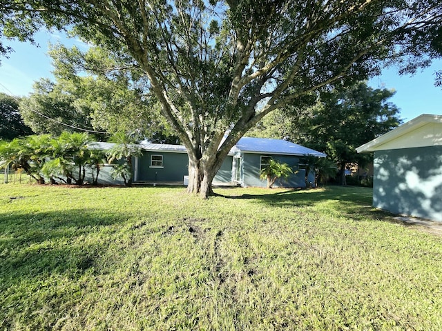 view of yard featuring a shed