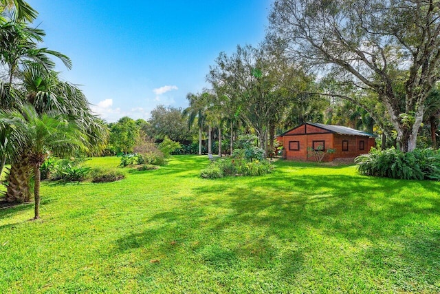 view of yard featuring an outbuilding