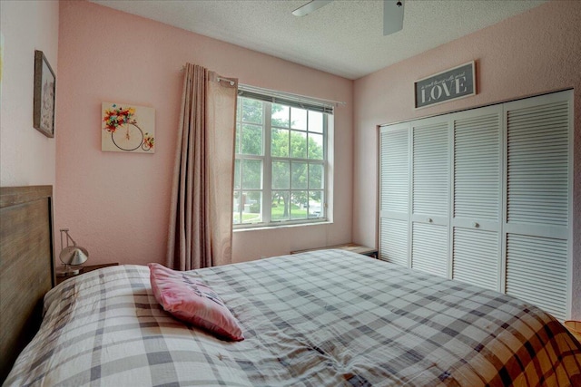 bedroom with ceiling fan, a textured ceiling, and a closet