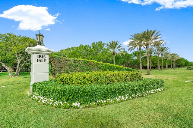 community sign with a yard