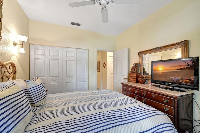 bedroom featuring a closet, ceiling fan, and a textured ceiling