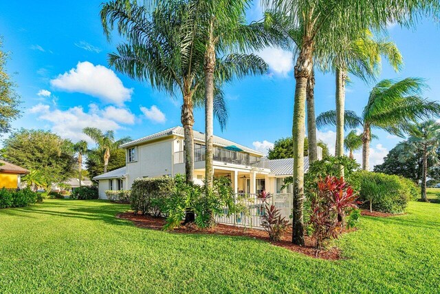 view of side of property featuring a lawn