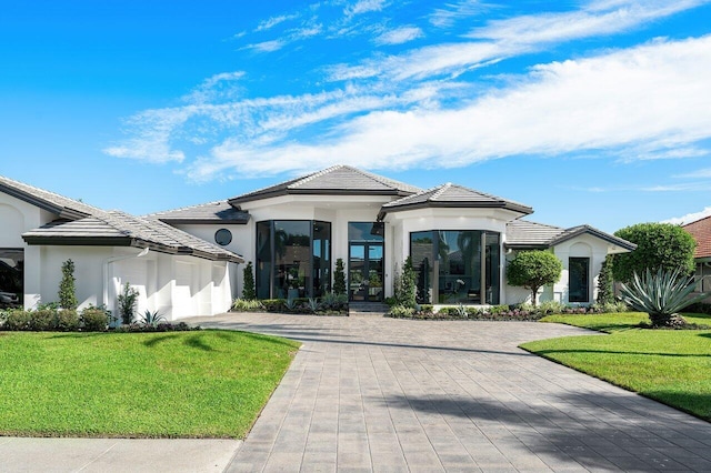 view of front facade featuring a front yard