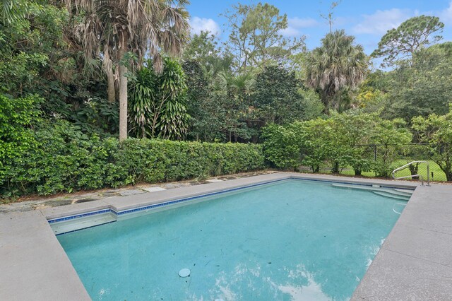 view of front of property featuring a garage and a front yard