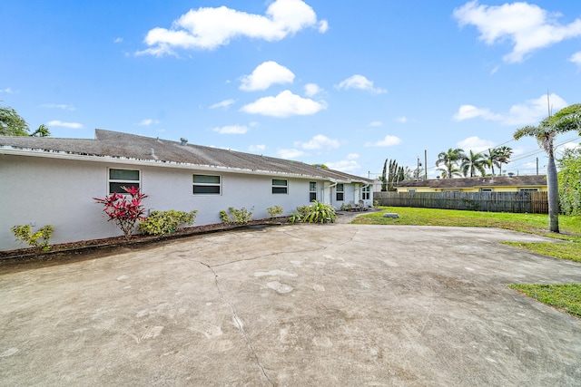 back of house featuring a yard