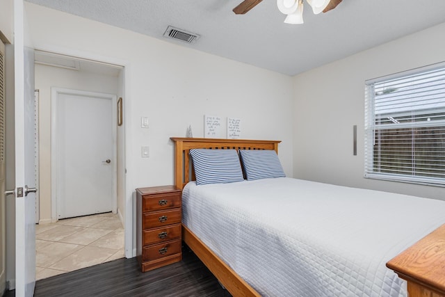 bedroom featuring a textured ceiling, hardwood / wood-style flooring, and ceiling fan