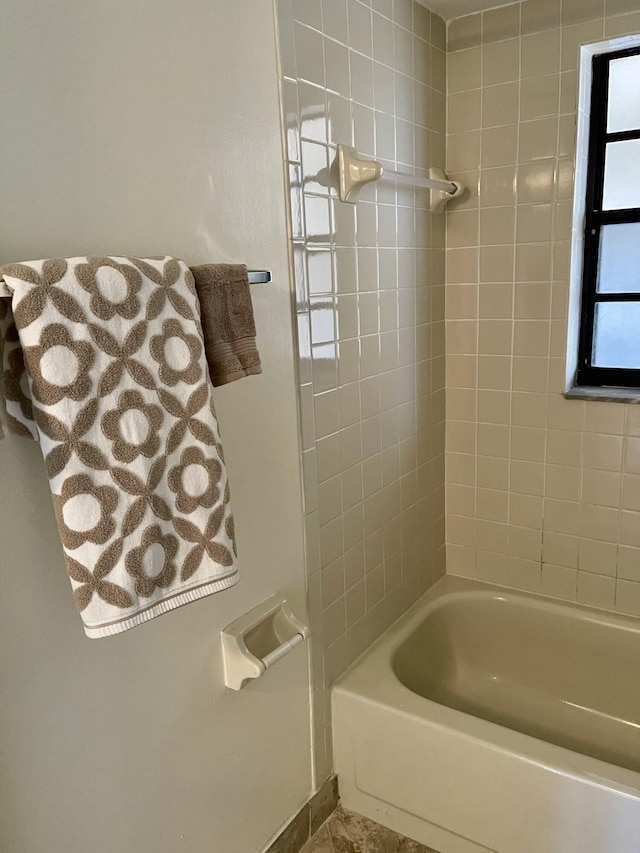 bathroom featuring tiled shower / bath