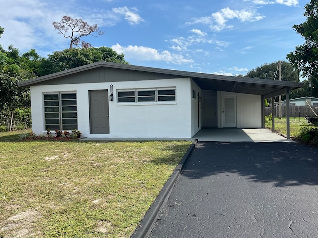 view of front of house featuring a front yard and a carport