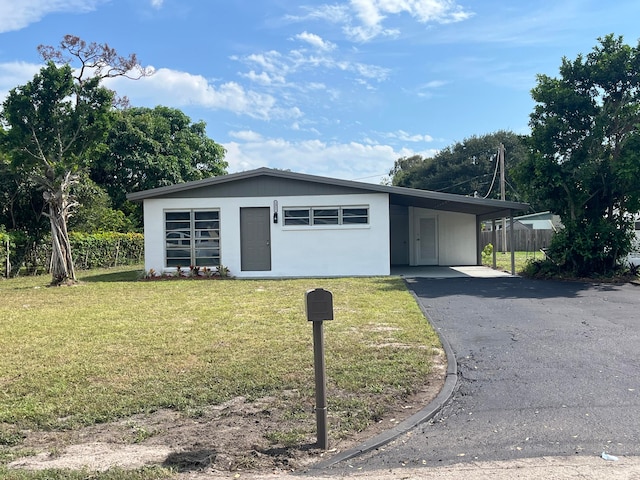 view of front of home featuring a front lawn and a carport