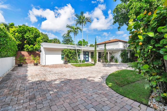 view of front of property featuring a garage