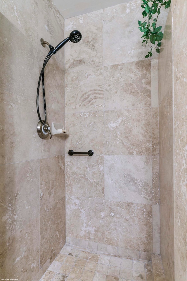 room details featuring tiled shower