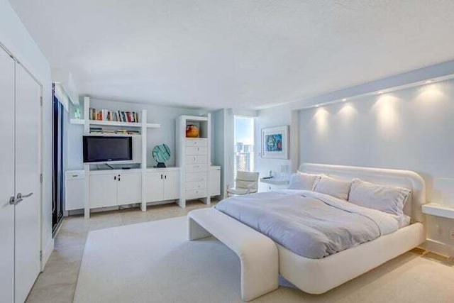 bedroom featuring a closet