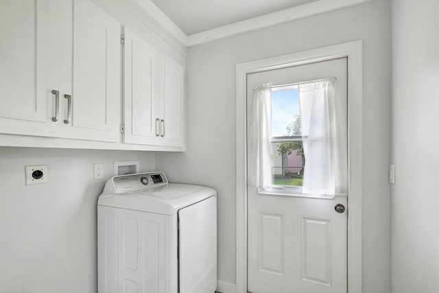 laundry area featuring cabinets and washer / dryer