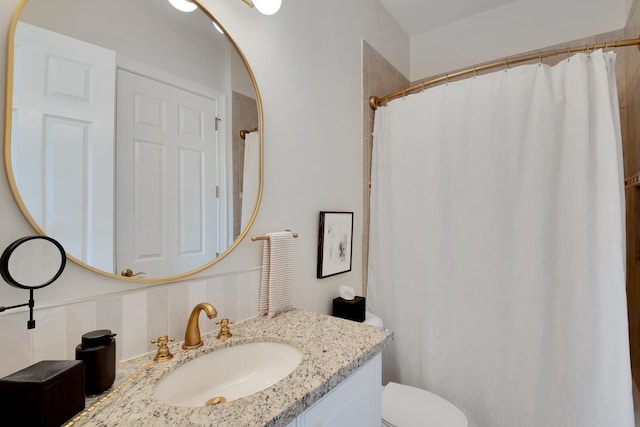 bathroom featuring a shower with curtain, vanity, toilet, and backsplash