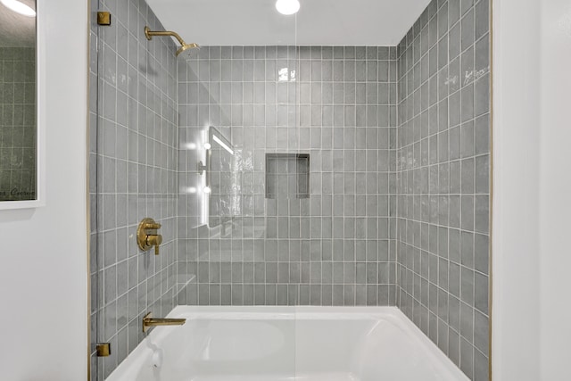 bathroom featuring tiled shower / bath combo