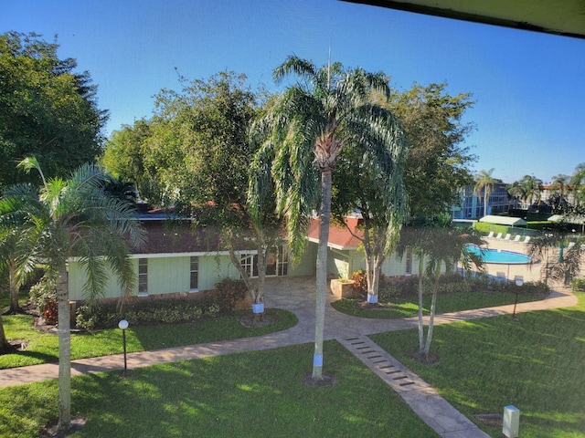 view of front of home featuring a front yard