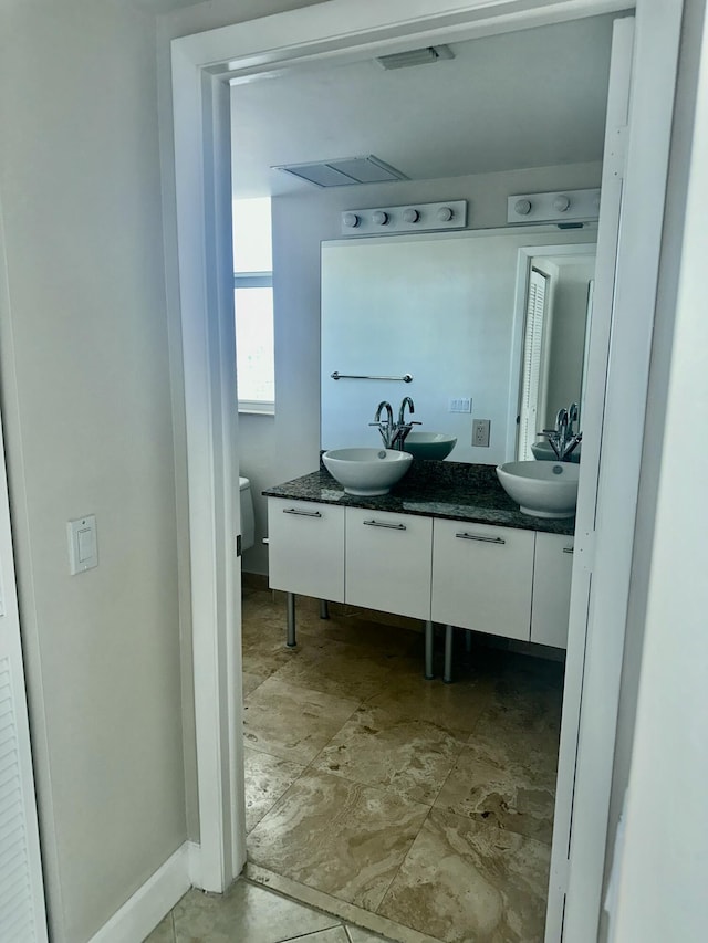 41 SE 5th St Unit 2017, Miami, FL 33131 - bathroom with double vanity, toilet, and baseboards